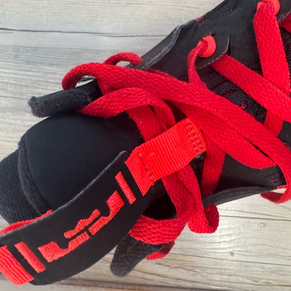 Nike Black and Red Running Sneakers 8.5 - Picture 4 of 6